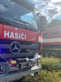 Ve vlaku cestovalo asi 60 lidí. Hasiči na místo nehody vyslali evakuační autobus, který cestující z vlaku odvezl do Hradce Králové
