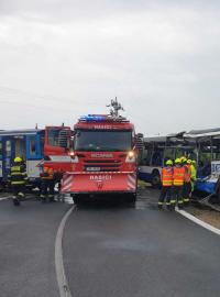 Na Benešovsku došlo ke srážce osobního vlaku s autobusem