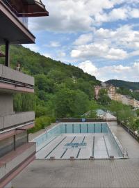 Pohled na Karlovy Vary od bazénu hotelu Thermal