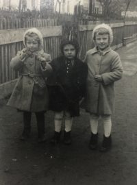 Dvouletý Josef Šupa se svými sestrami