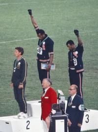 Američtí sprinteři Tommie Smith a John Carlos