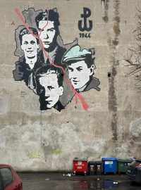 K Pradze patří i tzv. muraly, jeden z posledních je věnovaný Varšavskému povstaní