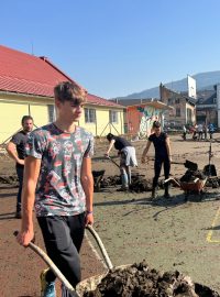 V Jeseníku skončilo pod vodou i místní gymnázium, lopat se chopili studenti i učitelé