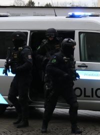 Na transport dohlížela ozbrojená jednotka Policie ČR.