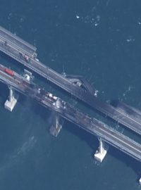 Satelitní snímek poškozeného Kerčského mostu, který Rusové začali stavět v roce 2015 a kompletně otevřeli v roce 2019. Získali tak silniční a železniční spojení s okupovaným Krymem.