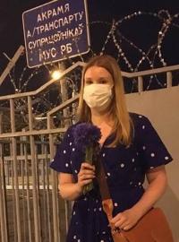 Veronika Kiruščanka na fotce krátce po propuštění. V rukou drží chrpy - běloruské národní květiny, znak svobody