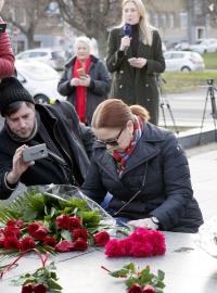 Vnučka maršála Koněva přinesla k jeho památníku v Praze 6 rudé růže