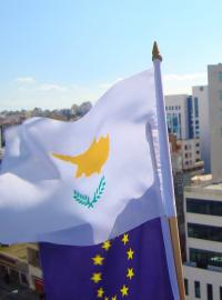 Vlajka Kypru a Evropské unie v Nikósii