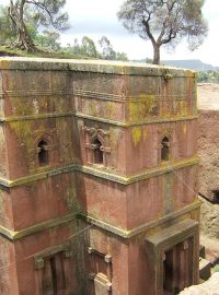 Kostel Bet Giyorgis ve městě Lalibela