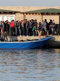 Lampedusa, malý italský ostrov uprostřed Středozemního moře, který je od Tuniska vzdálený zhruba 100 kilometrů, v posledních týdnech čelí zvýšenému náporu nově připlouvajících migrantů