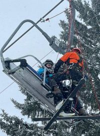 Hasiči zachraňují lyžařek, kteří uvízli na lanovce v areálu v Přemyslově