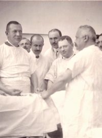 Jan Levit při operaci s Otakarem Kukulou, 20. léta