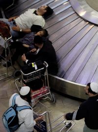 Cestující čekající na svoje zavazadla na letišti v izraelském Tel Avivu