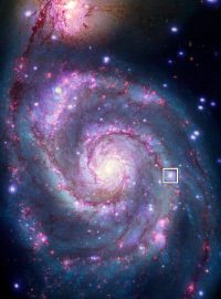 Vlevo obrázek galaxie M51 složený z rentgenového záření teleskopu Chandra a optického světla z Hubbleova vesmírného dalekohledu (čtvereček značí pozici možné nové planety), vpravo ilustrace