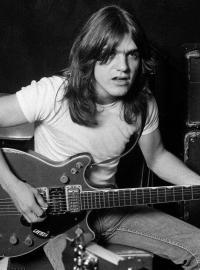 Kytarista AC/DC Malcolm Young na archivní fotografii