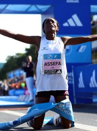 Etiopská běžkyně Assefaová po zaběhnutí nové světového rekordu v maratonu v Berlíně