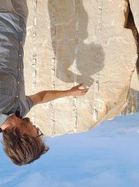 Sochař Martin Chmelař vybírá kameny pro Slezskou orlici