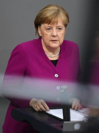 „Zvýšení podpory Angely Merkelové je podle mě spojené s tím, jak ji známe – má velice racionální, vědecké myšlení, střízlivý a klidný způsob chování, kdy zároveň nezastírá problémy,“ vysvětluje odborník
