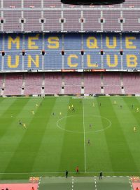 Prázdné tribuny na Barceloně, o to výraznější byl katalánský nápis &quot;Més que un club&quot;