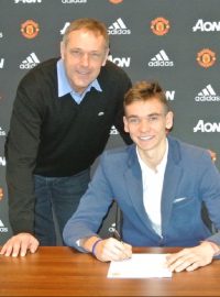 Luděk Mikloško a Matěj Kovář při podpisu smlouvy v Manchesteru