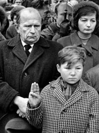 Chlapec, který zdává čest skautským pozdravem na pohřbu Jana Palacha  25. 1. 1969