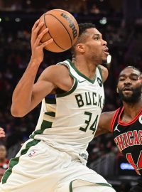 Útočník Milwaukee Bucks Janis Adetokunbo vede přes útočníka Chicaga Bulls Patricka Williamse