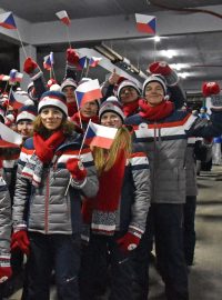 Mladí čeští sportovci před slavnostním zahajovacím ceremoniálem