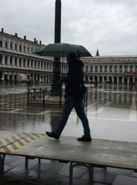 Mobilní lávka na náměstí svatého Marka v Benátkách