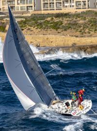 V 50. jubilejním ročníku jachtařského závodu Rolex Middle Sea Race bodovala česká posádka lodi Bohemia Praha Debra (na snímku)