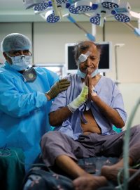 Vzácná choroba si v Indii vyžádala stovky obětí, dalším se pak podařilo zachránit život mimo jiné i chirurgickým odstraněním oka