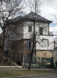 Kancléř Vratislav Mynář žije dál v hradním bytě, jeho vila v Praze je už přitom opravená.