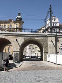 Historický viadukt je prvním dokončeným úsekem připravované trati na letiště, další se začnou stavět za dva roky, uvedl premiér Andrej Babiš (ANO)