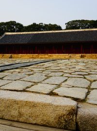 Pohled na dvoranu Čongdžon a nádvoří, kde se každou první neděli v květnu koná rituál čehjang.