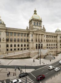 Masivní stavba Národního muzea dominující horní části Václavského náměstí měla být oázou klidu. Dnes je ovšem sevřená z obou stran velmi frekventovanou magistrálou