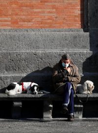 Obyvatel Neapole sedí na lavičce v centru koronavirem zasaženého města