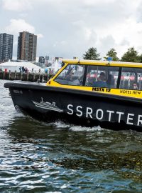 Rotterdamské vodní taxi překřtili čeští trenéři na &quot;necky&quot;. Sami do něj ale nesměli, přepravovali se na pomalejším parníku