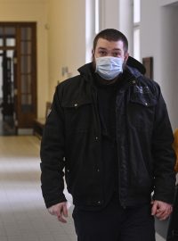 Odsouzený Lukáš Nováček při cestě na odvolací soud