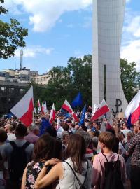 Demonstrace před polským parlamentem proti změnám v soudnictví, které prosazuje vláda Práva a spravedlnosti