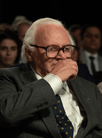 Anthony Hopkins jako Nicolas Winton ve filmu Jeden život