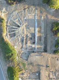 Snímek lokality z dronu, divadlo je vidět v levém horním rohu