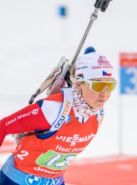 Biatlonistka Tereza Voborníková během závodu smíšených dvojic ve švédském Östersundu