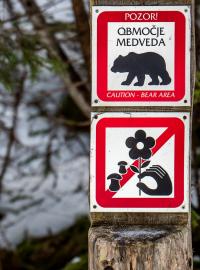 Pozor na medvědy, upozorňuje tabulka diváky i biatlonisty v Poklujce