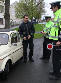 Policisté měří rychlost na více než tisícovce míst po celé zemi.