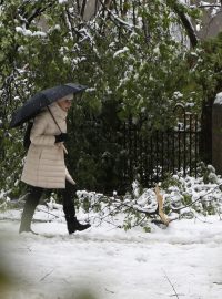 Chodci na ulicích v Sarajevu mají složitější terén.