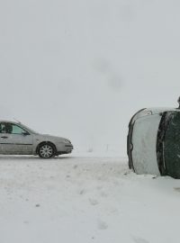 Některé silnice a železnice na Bruntálsku a Opavsku jsou kvůli sněhu a větru uzavřené.