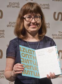 Zlatou stuhu za celoživotní přínos dětské literatuře obdržela nakladatelská redaktorka Zuzana Kovaříková