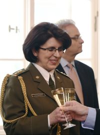 Prezident Miloš Zeman si připijí s Lenkou Šmerdovou, první generálkou v historii české armády.