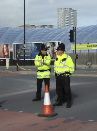 Policisté hlídkují nedaleko místa útoku u Manchester areny