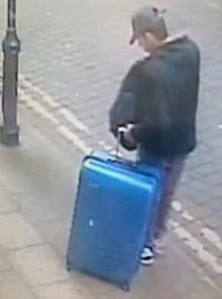 Vyšetřovatelé hledají modrý kufr, který u sebe před útokem měl Salman Abedi.