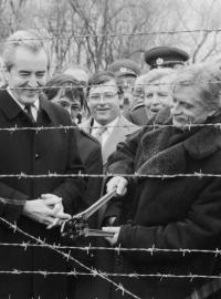 Rakouský exministr zahraničí Alois Mock (vlevo) v prosinci 1989 spolu s tehdejším československým ministrem zahraničí Jiřím Dienstbierem symbolicky přestřihli ostnaté dráty na společné státní hranici